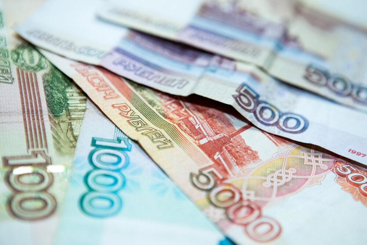 В июне курс рубля может ослабнуть в связи с валютной интервенцией. Об этом сообщил «Ридусу» финансовый аналитик Михаил Беляев. Так он прокомментировал решение Министерства финансов потратить с 6 июня по 4 июля 28,3 миллиарда рублей на покупку золота и валюты.