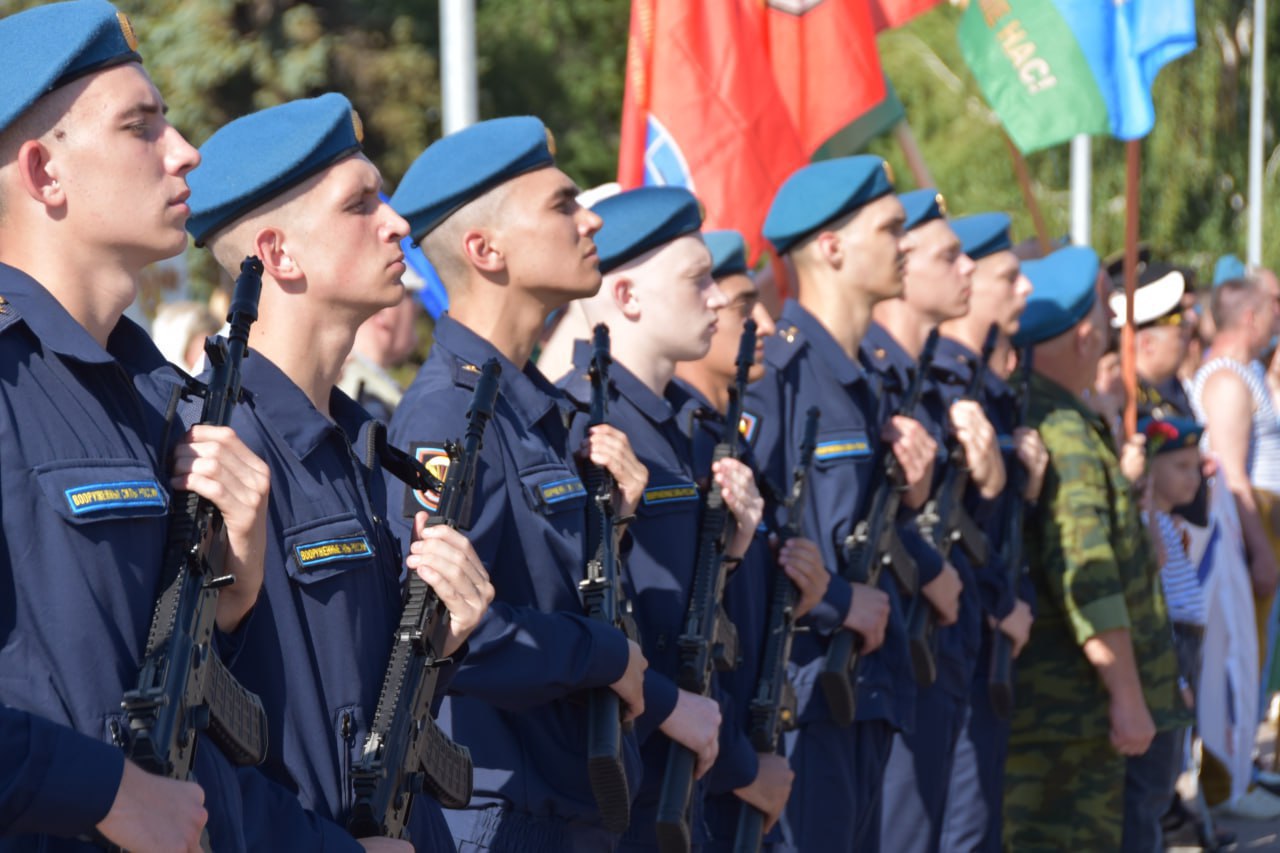 1 августа в Ульяновске откроют улицу 104-й десантно-штурмовой дивизии Новая улица в Заволжье на перекрестке проспектов Авиастроителей и Академика Филатова в честь подвигов ульяновских десантников появится накануне 95-летней годовщины со дня основания Воздушно-десантных войск - С момента своего формирования ВДВ зарекомендовали себя образцом дисциплины, профессионализма и высокой боеготовности. Личный состав с честью и достоинством продолжает славные боевые традиции отечественной армии. История не раз доказала, что именно десантники демонстрируют высшую степень стойкости и героизма во имя безопасности нашей страны, - подчеркнул Александр Болдакин Ранее с соответствующей инициативой выступили члены общественности Торжественное открытие намечено на 13:00. Приглашаем к участию в мероприятии представителей СМИ! В связи с проведением мероприятия с 10:00 до 15:00 ограничат проезд автомобилей на проспекте Академика Филатова от Академика Трёшникова до пересечения с проспектом Авиастроителей