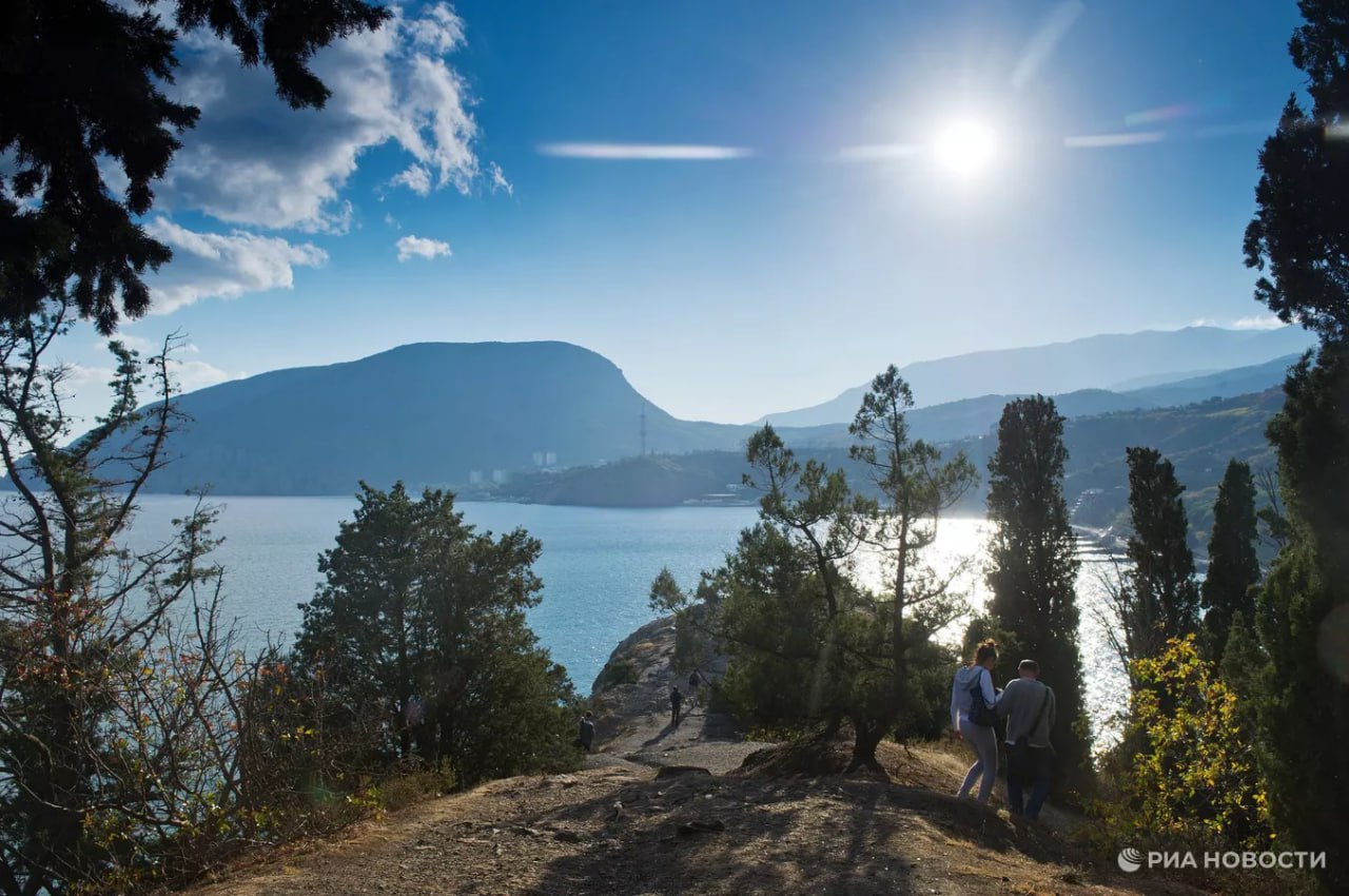 Более 6 4 миллиона туристов посетили Крым с начала года Это на 16 больше чем в прошлом году сообщил глава республики Сергей Аксенов 62 отдыхающих приехали в регион по Крымскому мосту на машинах и автобусах еще 14 через новые территории Наибольшим спросом пользовался ЮБК 41 Западное побережье выбрало более трети туристов восточное 12 В октябре отели и санатории Крыма в среднем были загружены на 46 За 9 месяцев по данным Управления ФНС России по Крыму в бюджеты всех уровней от туристической отрасли поступило свыше 5 млрд рублей Это более чем в 2 раза превышает прошлогодний показатель сказал он 0 Подписаться на РИА Новости Крым в Telegram MAX VK