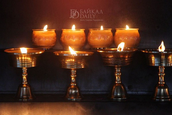 В гараже в селе Бурятии погибла многодетная мать Всё произошло в пригородном Иволгинском районе в ночь на 23 января По неподтверждённой информации женщина отравилась угарным газом Супруг женщины находясь в командировке попытался связаться с женой по телефону однако она не отвечала на звонки Обеспокоенный отсутствием связи он обратился к соседке с просьбой проверить всё ли в порядке рассказали Байкал Daily в пресс службе МВД по Бурятии Соседка направилась к частному дому и во дворе обнаружила горящий свет в гараже Там она нашла женщину без сознания Сразу после этого односельчанка вызвала скорую помощь Прибывшие медики констатировали смерть