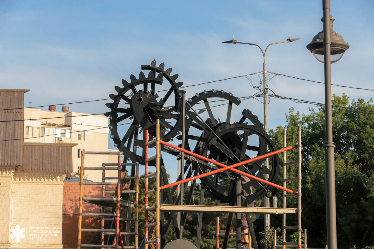 В центре Нижнего появится новый арт-объект. Его посвятят известному нижегородскому изобретателю Ивану Кулибину. Объект устанавливают в сквере Крутого переулка, рядом с Успенской церковью и палатами Олисова. Когда-то на этом месте стояла усадьба изобретателя, но до наших дней она не дошла. Автором скульптуры является художник Кирилл Александров, который при ее создании вдохновлялся новаторскими чертежами Кулибина. Объект будет олицетворять вечный двигатель и его сделают интерактивным. Если потянуть за рычаг маятника, то облик творения поменяется. Сейчас рабочие заканчивают последние приготовления и готовят скульптуру к открытию. Подпишись Предложи новость
