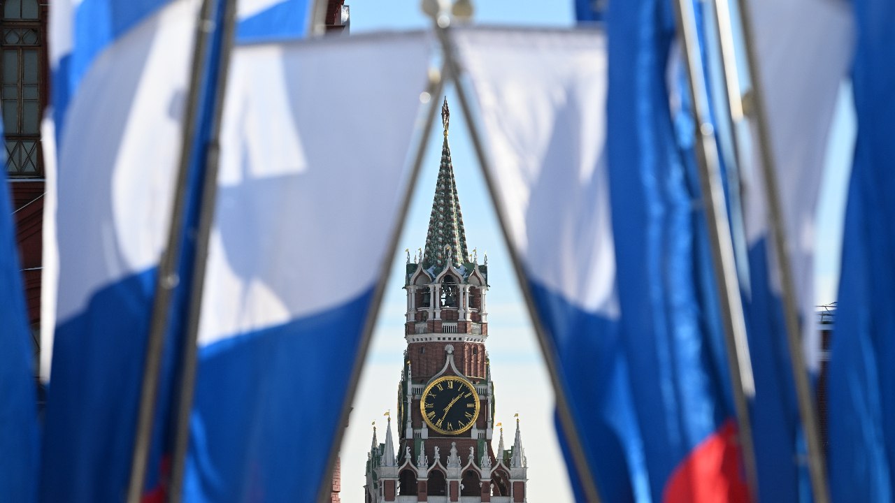 Президент Финляндии Александр Стубб рассказал о перспективах восстановления диалога с Россией Об этом сообщает Yle По словам Стубба со временем диалог между странами будет восстановлен При этом финский президент считает что не обо всех каналах коммуникации стоит говорить публично Он также добавил что любые подобные контакты должны быть согласованы между странами Евросоюза За последние полтора года мы много обсуждали этот вопрос с европейскими коллегами В какой то момент в каком то формате диалог обязательно будет восстановлен На собственном опыте я понял что не обо всех переговорах и каналах влияния стоит говорить публично рассказал Стубб Ранее политик из Финляндии обвинил Киев в провокациях против России и НАТО