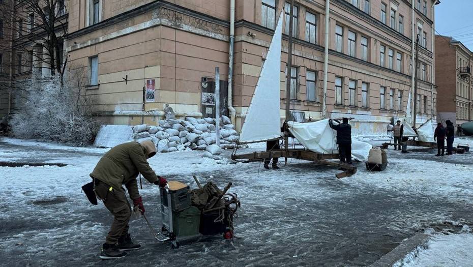 В Петербурге снимают военную драму о подвиге спортсменов в годы блокады  В эти выходные в центре Санкт-Петербурга стартовали съёмки художественного фильма «Ангелы Ладоги» — новой военной драмы режиссёра Александра Котта. Фильм расскажет о малоизвестном, но героическом подвиге спортсменов-буеристов во время блокады Ленинграда.  Первые кадры уже сняты неподалёку от Николо-Богоявленского морского собора. Ради киносъёмок в Центральном и Адмиралтейском районах перекрыли несколько улиц. Ограничения на движение продлились до вечера 2 февраля.    О чём фильм?  В основе сценария — реальная история советских буеристов, которые в 1941–1942 годах противостояли немецким диверсантам. Лыжные группы противника по ночам выходили на лёд Невской губы, закладывая мины, чтобы остановить движение судов между Ленинградом и Кронштадтом. Советские спортсмены на своих парусных ледовых лодках разгонялись до 60 км/ч, обследовали фарватер и помогали сапёрам находить и обезвреживать мины.  Кроме того, другой отряд буеристов патрулировал Дорогу жизни и помогал эвакуировать жителей осаждённого города. Несмотря на постоянные обстрелы, ни один буер не был подбит.    Главные роли в фильме исполняют Роман Евдокимов и Тихон Жизневский.    Проект поддерживают петербургский комитет по культуре, Фонд кино и телеканал «Россия 1». По словам председателя комитета Фёдора Болтина, финансирование военно-исторического кино является важной частью культурной политики города.