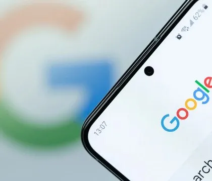 Google начнет наказывать сайты за манипуляции с кнопкой Назад в браузере Как сообщает Android Authority корпорация Google начнет наказывать сайты за манипуляции с кнопкой Назад в браузере Некоторые интернет ресурсы вмешиваются в работу кнопки Назад чтобы помешать пользователям легко покинуть сайт или перенаправить их на страницу которую они иначе бы не посетили