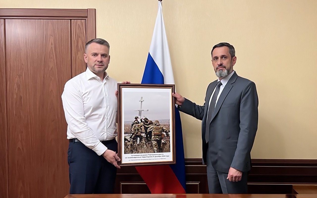 Атаман Всероссийского казачьего общества Виталий Кузнецов встретился с руководителем межрегионального управления Федерального агентства по делам национальностей по Северо-Кавказскому федеральному округу, Республике Крым, г. Севастополю Сергеем Разживиным. В ходе обсуждения Виталий Кузнецов и Сергей Разживин затронули широкий спектр тем, касающихся развития казачьих обществ на территории Северо-Кавказского региона. В первую очередь, говорили о казачьей молодежи и реализации ее потенциала. Также обсудили вопрос поддержки казаков, участвующих в специальной военной операции, а наметили возможности для усиления взаимодействия с Русской Православной Церковью. Всероссийский атаман передал в дар Сергею Разживину картину «Установка казаками Поклонного креста на освобожденных территориях 21 декабря 2024 года».