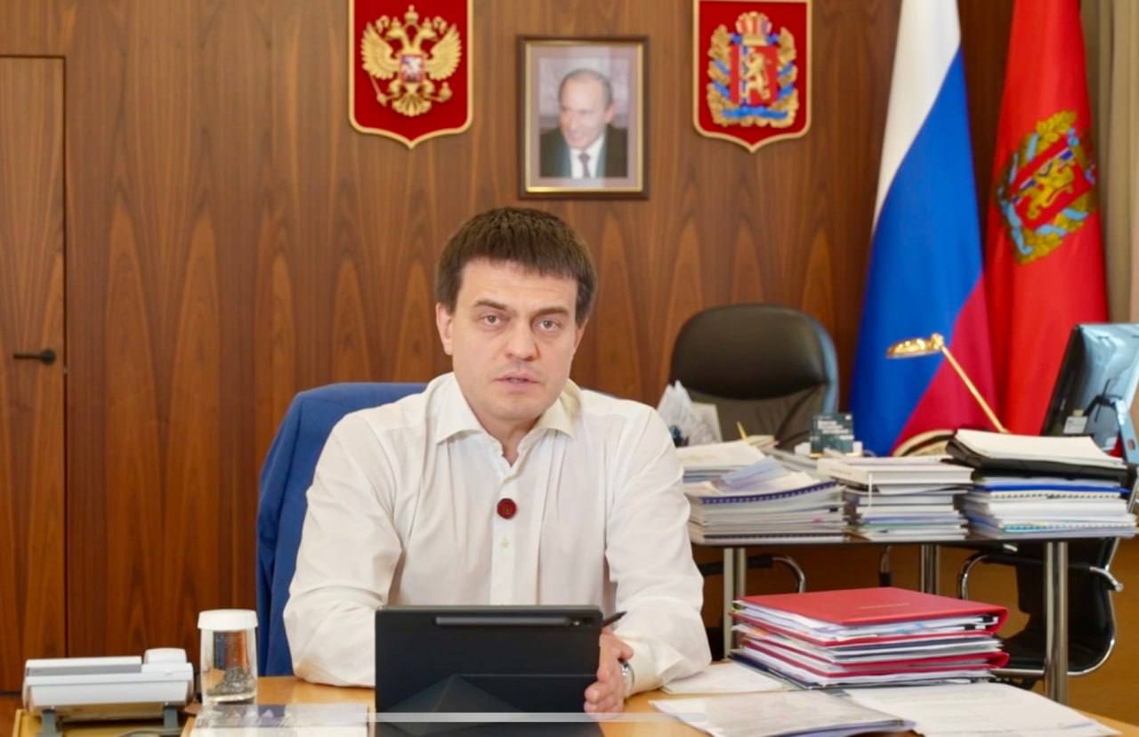 Вице премьер Владимир Бахарь взял в работу поручения Губернатора озвученные в ходе прямой линии В числе ключевых направлений своевременная подготовка краевого бюджета на ближайшие три года с учетом госпрограмм в новом формате Напомним это предполагает синхронизацию с национальными целями развития страны и показателями нацпроектов Кроме того на контроль поставлено обращение жительницы Балахтинско Новоселовского муниципального округа Министерство финансов края проведет анализ обращения по вопросам сохранения трудовых прав и объемов финансирования местных бюджетов при переходе на новую систему местного самоуправления minfinkrsk ПрямойЭфир