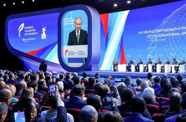 Новый спортивный порядок Президент России выступил на пленарном заседании XIII Международного спортивного форума Россия спортивная держава в Самаре и сделал ряд серьезных заявлений Владимир Путин поручил продумать систему сертификации и подтверждения квалификации детских тренеров Родители должны быть уверены в том что с их детьми занимаются квалифицированные люди Базовый минимум должен быть бесплатным добавил Путин Президент считает что нужно обнулить или свести к минимуму взносы с родителей на спортивных мероприятиях Также глава государства предложил дать Министерству спорта право решать кому можно называться федерацией в спорте а кому нет