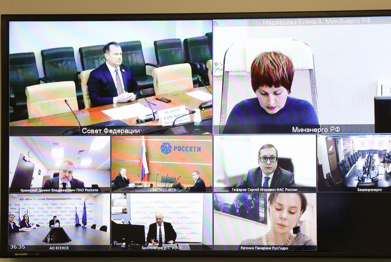 Заместитель председателя Комитета СФ по экономической политике Юрий Федоров провел совещание на тему реализации законодательства в отношении системообразующих территориальных сетевых организаций целевой показатель 3 4 организации на регион пока не достигнут отметила директор Департамента оперативного управления в ТЭК Минэнерго РФ Елена Медведева В сентябре 2025 года были ужесточены критерии отнесения компаний к ТСО теперь учитываются только объекты находящиеся в собственности организаций По прогнозам Минэнерго России это позволит достичь целевого количества ТСО уже в 2026 году По словам Медведевой часть игроков рынка искусственно объединяются чтобы сохранить статус ТСО но при этом не способны в полной мере выполнять возложенные на них законодательством функции В ходе дискуссии отмечены сложности которые сопровождают и процедуру безвозмездной передачи региональных и муниципальных объектов в пользование системообразующим организациям Представители компаний также указали на трудности связанные с недостаточностью ресурсов и средств у СТСО для обслуживания и восстановления бесхозяйных сетей Остаются не до конца решенными вопросы компенсации затрат на устранение аварийных ситуаций В связи с этим прозвучали предложения создать компенсационно резервный фонд для ликвидации аварий и ввести мораторий на прокурорские проверки в первые один два года после передачи таких объектов