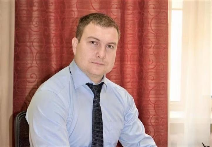 Бывшего вице-губернатора Краснодарского края Нестеренко отпустили домой Такое решение вынес Октябрьский районный суд Краснодара, удовлетворив ходатайство следствия об изменении меры пресечения. Обвиняемого в злоупотреблении полномочиями освободили из-под стражи и отправили под домашний арест до 21 июля. При вынесении решения суд принял во внимание, фигурант уголовного дела признал вину и активно содействует следствию. Также служитель Фемиды учел положительные характеристики Нестеренко, наличие у него постоянного места жительства и двоих детей, пишет «Ъ» со ссылкой на одного из участников процесса. Фото: Пресс-служба администрации Краснодарского края Отправить новость Подписаться