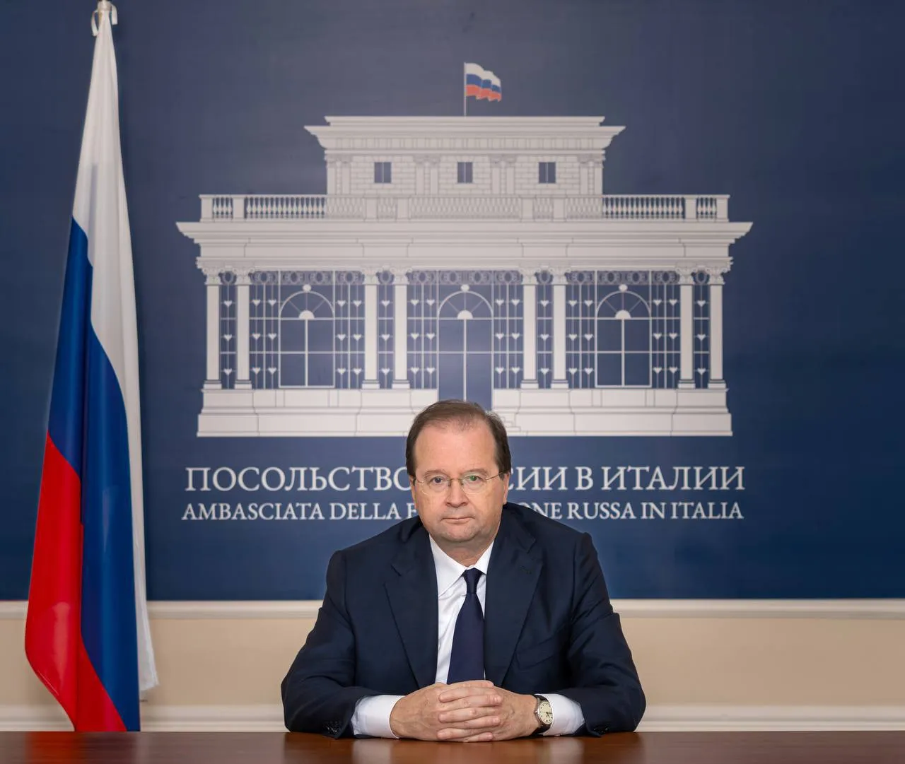 Комментарий Посла России в Италии А В Парамонова В очередной раз итальянские дипломаты попали в штангу с моим вызовом в МИД Италии для предъявления претензий в связи с якобы нападками из Москвы на Председателя Совета министров Италии Дж Мелони Прежде всего Дж Мелони является легитимным пользующимся поддержкой населения главой правительства находится во главе исполнительной власти Италии на протяжении почти четырех лет и за все это время никто из российского руководства не высказывал уничижительных суждений ни в ее адрес ни в адрес Италии В отличие от некоторых членов итальянского руководства допускающих время от времени крайне недружественные комментарии и сравнения как в адрес российского руководства так и Российской Федерации в целом Вряд ли можно отнести к общепринятым в дипломатической практике нынешний повод для вызова в МИД слова известного российского журналиста пусть даже очень талантливого и популярного в народе прозвучавшие на его собственном частном онлайн канале Ни одному здравомыслящему человеку никогда в голову не пришло бы воспринимать сугубо личные эмоциональные частные оценки кого бы то ни было как официальное заявление правительства того или иного государства И уж тем более не следует приписывать руководству России и всему российскому народу выбор тона и лексики которые были использованы в прозвучавшем авторском комментарии Со своей стороны Россия никогда не использовала заявления итальянских шоуменов блогеров журналистов в адрес России и ее руководства в качестве повода для дипломатических демаршей либо очернительных антиитальянских кампаний Судя по всему попытка раздуть из этого случая международный и политический скандал является следствием работы антироссийских сил внутри итальянского глубинного государства связанных с Украиной Очевидна попытка поссорить народы России и Италии ослабить наши дипломатические контакты нанести дополнительный имиджевый ущерб России возможно чтобы отыграться за собственные внешнеполитические провалы в т ч за последний малоуспешный визит Зеленского в Рим Ну и не в последнюю очередь предпринята еще одна попытка остановить все более ширящийся фронт итальянцев выступающих за скорейшую нормализацию двусторонних отношений и восстановление полноценного экономического и культурного сотрудничества между Россией и Италией