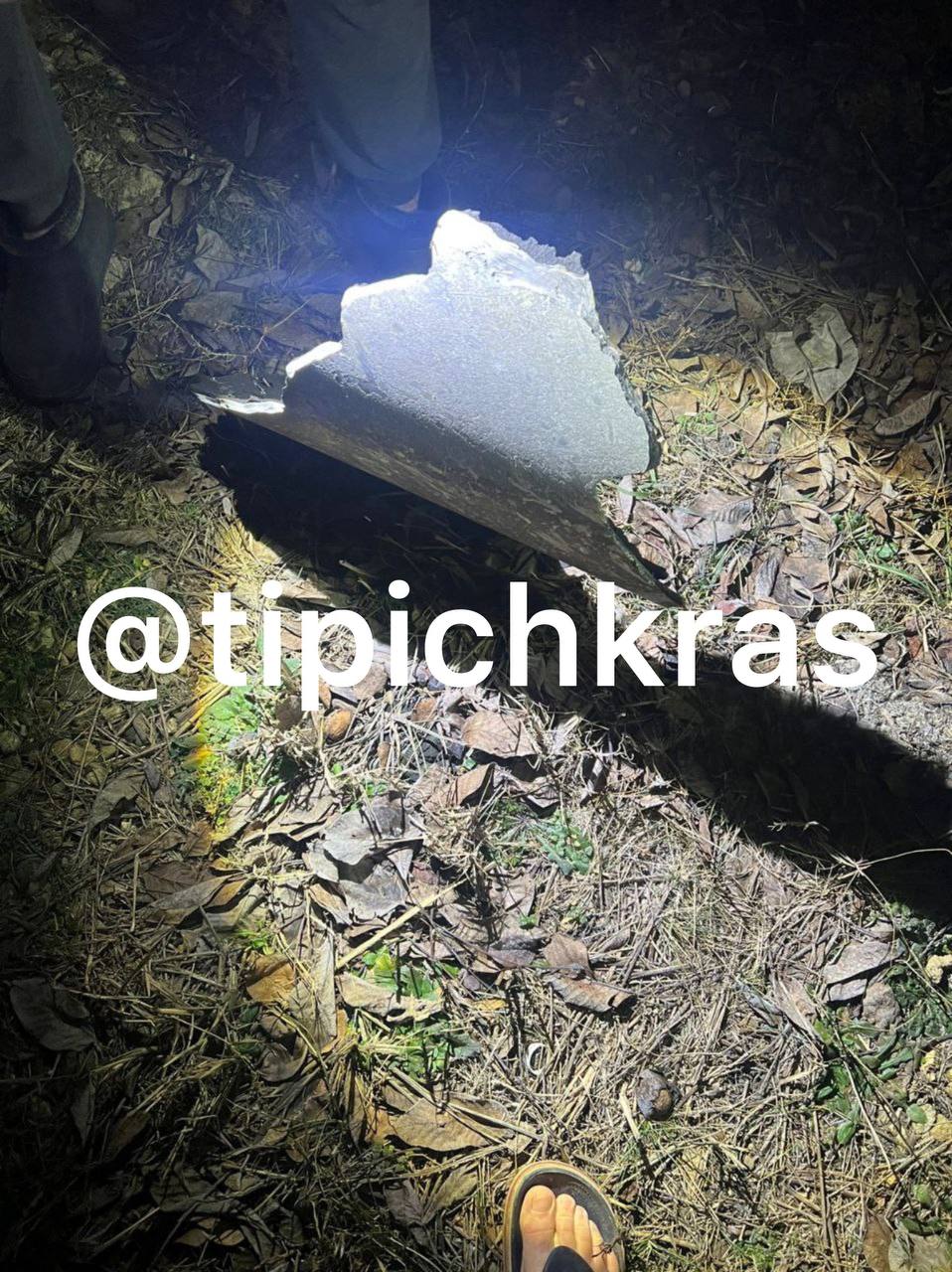 Краснодарцев просят не трогать обломки беспилотников В пригородных поселках Прикубанского округа Краснодара возможно обнаружение обломков БПЛА Сообщения о возможном падении фрагментов беспилотников поступили утром на телефон ЕДДС По всем адресам информация проверяется Повреждений критической инфраструктуры на территории города нет Уважаемые краснодарцы напоминаю что снимать и выкладывать фото и видео работы ПВО запрещено При обнаружении фрагментов беспилотника не подходите и не трогайте их сообщите по единому номеру экстренных служб 112 обратился к краснодарцам мэр   свои фото видео и истории присылайте нашему боту prostokrd bot Подпишись на наш канал в Telegram MAX