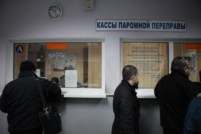 25 маломерных катеров выйдут на маршрут «Якутск - Нижний Бестях» 26 мая «С 26 мая стоимость проезда на пассажирские перевозки по маршруту «Якутск - Нижний Бестях - Якутск» будет составлять 1000 рублей. Работаем ежедневно с 7:00 часов до 20:00 часов», - сообщили в ООО «ЛенаВодСервис». В Якутске маломерные катера будут забирать пассажиров с четвертого причала речного порта. Отправление из Нижнего Бестяха с первого причала под горой . Фото: Дмитрий Ахмадуллин