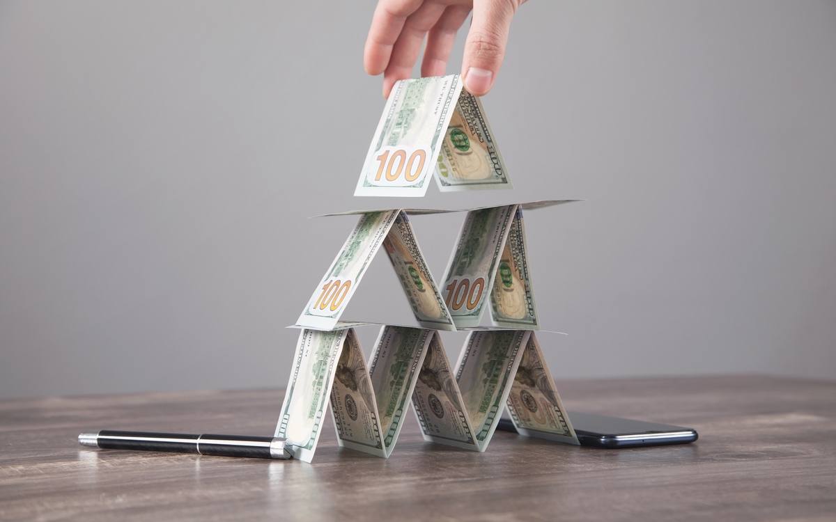 АФМ расследует пирамиду Amir Capital Суд наложил арест на активы стоимостью 10 млн Компания Amir Capital которая под видом международного инвестиционного фонда в течение трех лет привлекала средства граждан Казахстана Беларуси России и Кыргызстана попала под следствие По данным АФМ организация обещала доход в 5 10 от торговли криптовалютой и майнинга однако выплаты шли за счет новых вкладчиков по принципу финансовой пирамиды В итоге в схему вовлекли более 40 человек В 2021 году клиентам ограничили вывод средств с платформы amir capital сославшись на технические сбои Доступ так и не был восстановлен Суд наложил арест на криптоактивы на сумму более 10 млн и земельный участок в Алматинской области Одна из подозреваемых арестована на 2 месяца kursivm kursiv finance