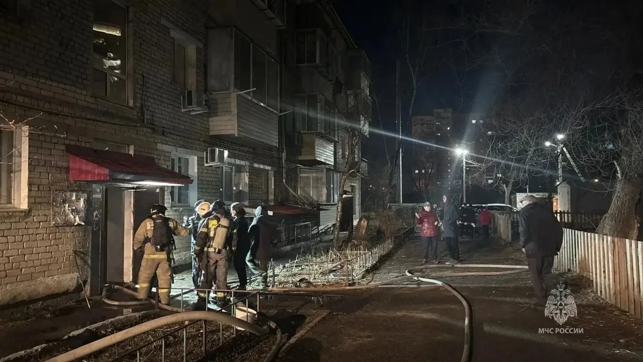 До четырёх возросло количество погибших в пожаре в Амурской области двое из них дети сообщили в местном МЧС На момент прибытия пожарных в подъезде было сильное задымление горела квартира на 3 м этаже Пожар локализовали на 60 кв м РЕН ТВ ждет вас в MAX