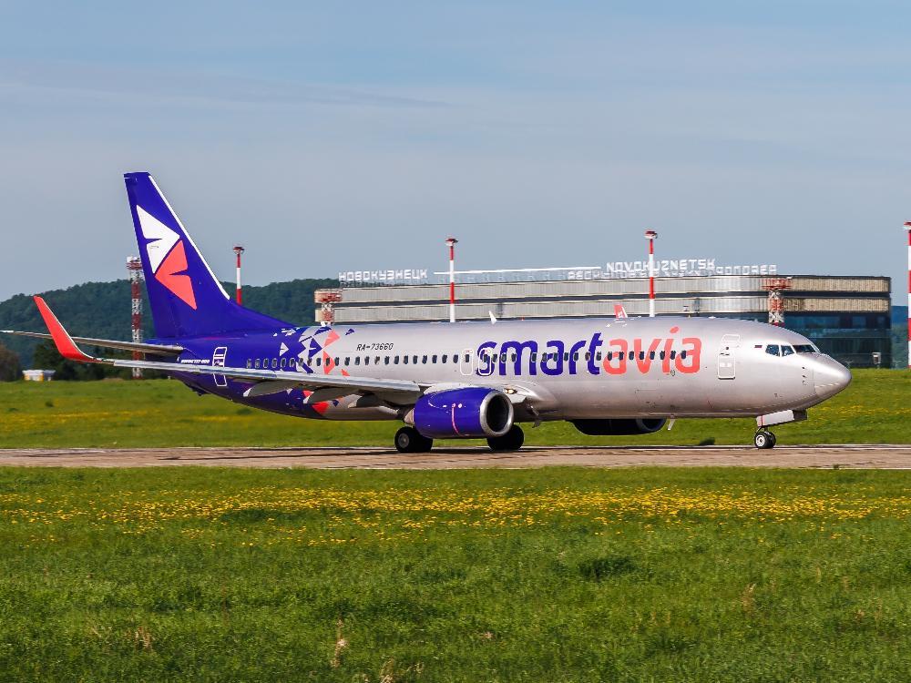Авиакомпания «Smartavia» выполнила первый регулярный рейс на новом для себя направлении Москва — Новокузнецк В Новокузнецке прошла церемония встречи первого рейса, включая водную арку на летном поле, приветствие руководства главной воздушной гавани Кузбасса и поздравления первых пассажиров нового маршрута. Через 40 минут самолет с полной загрузкой отправился в обратный рейс в Москву. «Smartavia» будет выполнять рейсы на данном маршруте три раза в неделю по понедельникам, средам и четвергам на комфортабельном авиалайнере Боинг 737-800 в монокомпоновке 189 мест эконом-класса . Вылет из Москвы в 23:50, прилет в Новокузнецк в 8:05 время указано местное . Маршрут Москва — Новокузнецк стал 39-м в летнем расписании «Smartavia». В этот период авиакомпания выполняет регулярные рейсы из аэропорта Пулково Санкт-Петербург по 18 направлениям, включая традиционные маршруты в Архангельск, Мурманск, Сыктывкар, Калининград, Самару, Казань, Уфу, Челябинск и Пермь. В летнее расписание также включены маршруты в Волгоград, Екатеринбург, Новосибирск, Оренбург, Тюмень и Нижний Новгород. Среди южных направлений — рейсы в Сочи и Минеральные Воды. В летнем расписании 2025 года из московского аэропорта Шереметьево авиакомпания выполняет полетную программу в Архангельск, Екатеринбург, Казань, Калининград, Мурманск, Новосибирск, Самару и Санкт-Петербург. Ежегодно авиакомпания организует перевозки в летний период к местам отдыха на Черноморском побережье России. Так, из Сочи авиакомпания выполняет регулярные рейсы по 8 направлениям: в Екатеринбург, Уфу, Мурманск, Омск, Сыктывкар, Челябинск, Оренбург и Архангельск. Фото: «Smartavia»