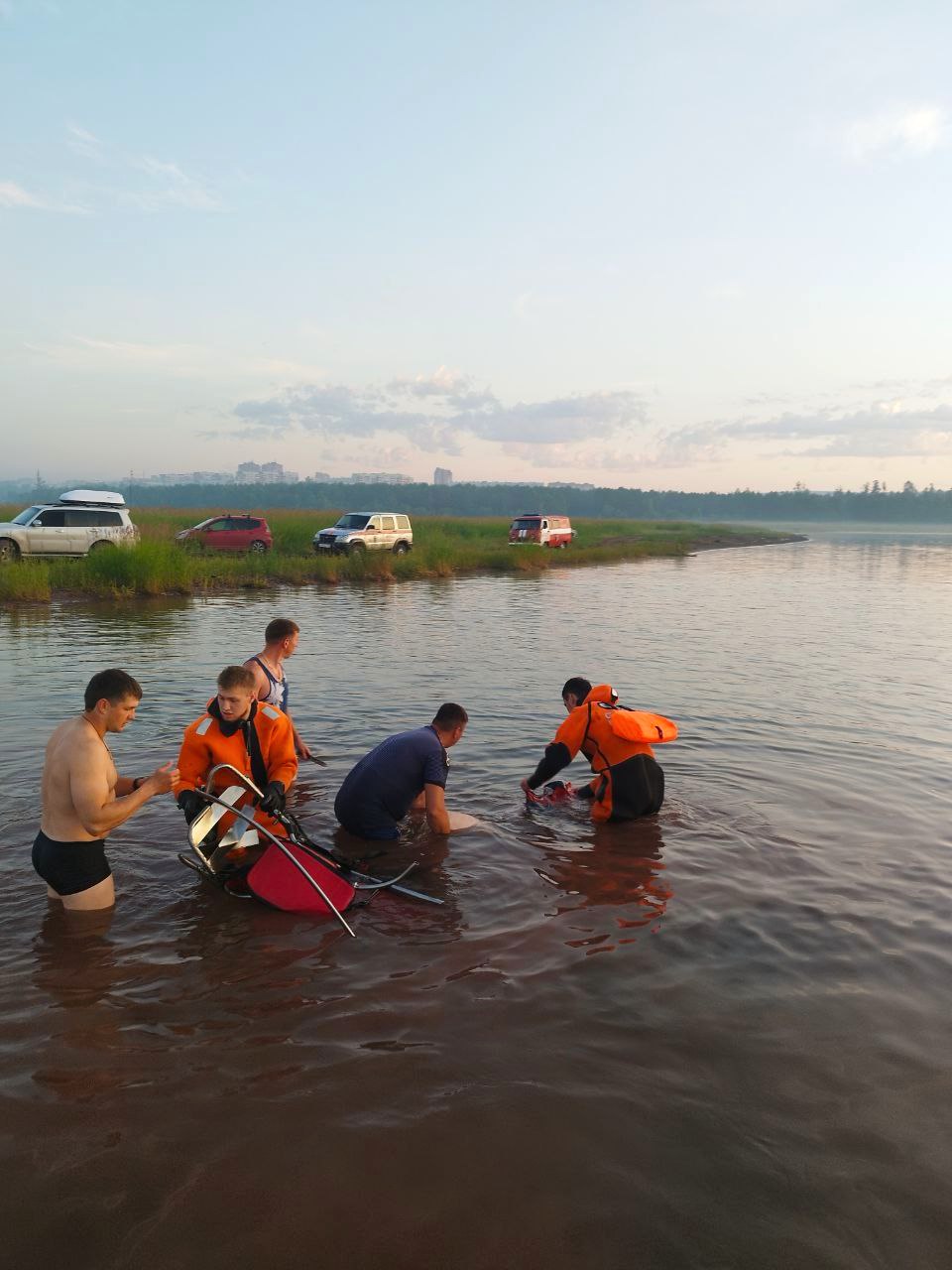 Тела парапланеристов, погибших в Братском водохранилище, нашли. Спасатели достали мужчин из залива Дондир, рядом нашли и обломки летательного аппарата. Из-за чего произошла трагедия, сейчас выясняют специалисты. Возбуждено уголовное дело.