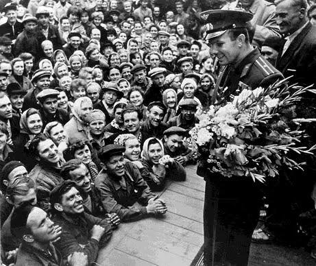 Юрий Гагарин был капитаном баскетбольной команды, а вот капитаном советской армии ему побыть не довелось  Несмотря на невысокий рост 165 сантиметров Юрий Гагарин время обучения в Саратовском индустриальном техникуме получил первый взрослый разряд по баскетболу и стал капитаном команды. Даже подумывал о спортивной карьере, но отец убедил пойти в лётное училище.  Отправился в свой легендарный полет в космос Юрий Алексеевич в звании «старшего лейтентанта». Но уже лежал приказ о присвоении ему звания майора  минуя капитанское звание . То ли это была идея лично Хрущева  министр обороны Малиновский по слухам даже капитана давать не хотел , по другой версии идея дать внеочередное звание минуя капитана принадлежала Дмитрию Федоровичу  Устинову  он был замом председателя совета министров и занимался подготовкой полета   В сообщении ТАСС, которое 12 апреля 1961 года зачитал по радио Юрий Левитан говорилось что первым в космосе побывал майор Гагарин. Сам он о новом звании, надо полагать, узнал уже после приземления  Сегодня Юрию Алексеевичу исполнилось бы 91 год