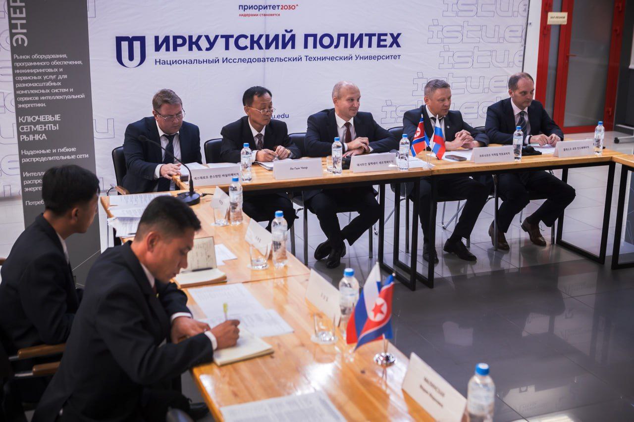 Росгеология при поддержке Иркутского политеха и Роснедр подготовит геологов для КНДР Обучение пройдет в формате повышения квалификации с основным фокусом на геологию твердых полезных ископаемых сообщает пресс служба университета По словам ректора ИРНИТУ Михаила Корнякова Иркутский политех активно участвует в развитии сотрудничества и укреплении профессиональных связей между двумя странами студенты из КНДР обучаются в университете по квоте правительства РФ в том числе по направлениям геология информационные технологии энергетика машиностроение химическая технология Фото пресс служба ИРНИТУ