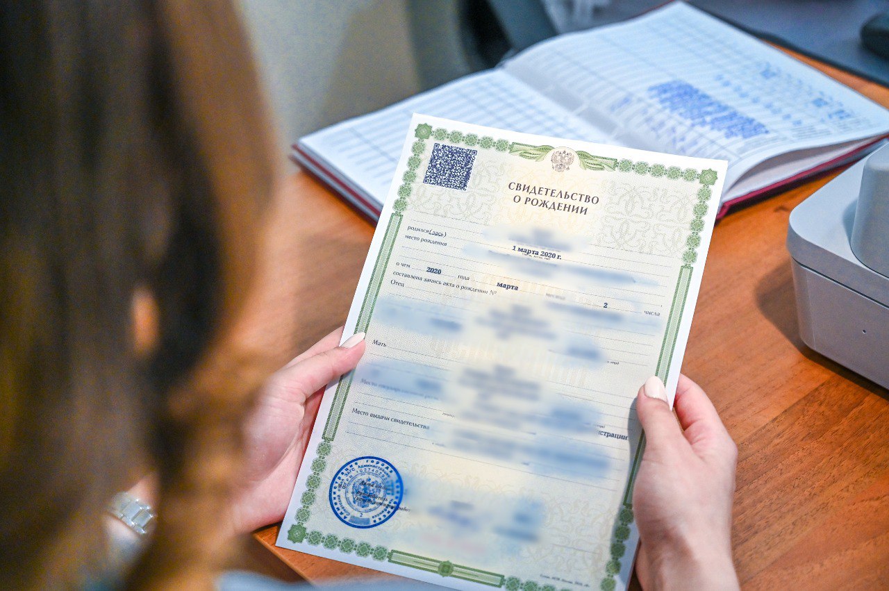 В Челябинске начали проверять документы для апостиля онлайн Жители Челябинской области одними из первых в России могут опробовать новую услугу подачи онлайн заявления через портал Госуслуги на проставление апостиля специального штампа на документ подтверждающего его подлинность и легальность за границей Подробности ее запуска рассказываем в нашем материале Подписаться на vecherchel   Голосовать за канал