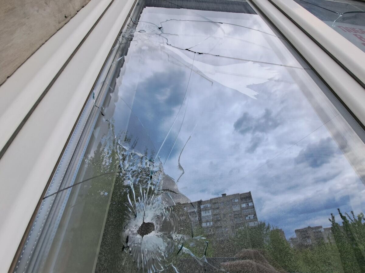 Подросток устроил стрельбу по окнам пенсионерки: возбуждено уголовное дело В одном из домов на проспекте Победы 17-летний подросток, вооружившись пневматическим пистолетом, устроил стрельбу по окнам квартиры 74-летней пенсионерки. В результате его действий было повреждено 10 стеклопакетов, а общий ущерб составил 80 тысяч рублей. Пожилая женщина обратилась с заявлением в полицию, после чего правоохранительные органы оперативно установили личность злоумышленника. В отношении подростка возбуждено уголовное дело, сообщили "ЧП Камчатка" в правоохранительных органах. Сейчас молодого человека поставили на профилактический учет, а с его родителями проведена разъяснительная беседа. В настоящее время решается вопрос о полном возмещении причиненного пенсионерке ущерба.