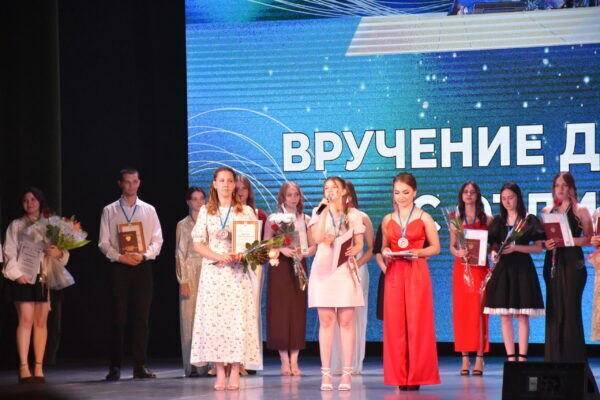 Выпускникам камышинского индустриально-педагогического колледжа вручили дипломы  Обучение завершили 103 студента, 21 человек получил диплом с отличием.  Награждение началось с вручения красных дипломов. Одного из них — уроженке Камышинского района, выпускнице Таловской школы, а теперь - дипломированному учителю начальных классов Валентине Бикеевой.  Управляющий делами администрации Камышинского района Марина Быкова вручила отличнице и активистке колледжа Благодарственное письмо главы района — за активную гражданскую позицию, личный вклад в развитие добровольческого движения на территории города и района, творческий потенциал, проявленный в рамках участия в молодёжных Дельфийских играх России в номинации «Искусство воспитания» и упорство в достижении поставленных целей.  Марина Сергеевна обратилась ко всем выпускникам с поздравлениями и тёплыми пожеланиями счастливого обретения себя в любимом деле.   Подробно – в материале Надежды Кашириной