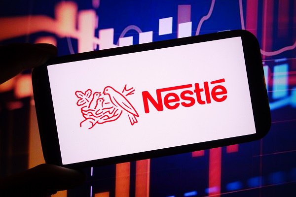 Nestle начнёт использовать отходы какао бобов при производстве шоколада Концерн разработал новую технологию позволяющую увеличить производительность за счёт включения в процесс тех частей плода которые обычно идут в отходы В пресс релизе компании отмечается что традиционно производство шоколада включает сбор бобов ферментацию сушку и обжарку после чего массу измельчают Однако значительная часть плодов какао практически не используется это мякоть плацента белая оболочка вокруг семян и шелуха Стоимость какао бобов начала резко расти в конце 2023 года В декабре 2024 го цены впервые превысили 12 тыс долларов за тонну Подпишись на Говорит Москва