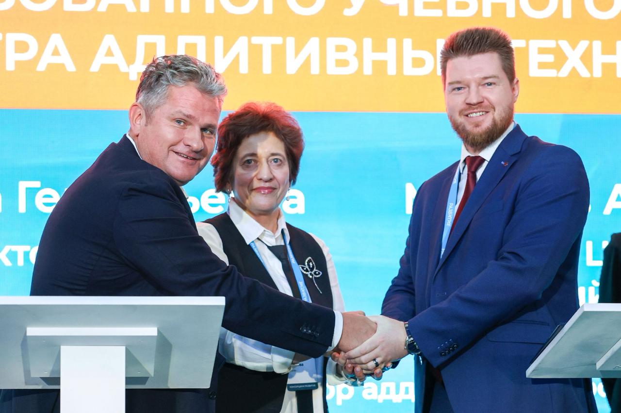 В Центре аддитивных технологий откроется учебный центр по отечественным CAD CAE решениям Центр аддитивных технологий ЦАТ Объединенной двигателестроительной корпорации Госкорпорации Ростех НТЦ АПМ и АСКОН объявили о начале сотрудничества по образовательному направлению На базе ЦАТ компании с крупнейшим в России парком промышленного оборудования для аддитивного производства будет открыт авторизованный учебный центр по системе проектирования КОМПАС 3D и системе прочностного анализа APM FEM Соглашение о создании центра подписали генеральный директор ЦАТ Алексей Мазалов генеральный директор АСКОН Максим Богданов и генеральный директор НТЦ АПМ Елена Стайнова в Москве на форуме Развитие Аддитивные технологии позволяют изготавливать детали со сложной геометрией и меньшей массой недоступные при традиционных методах производства и обработки Освоив программное обеспечение на экспертном уровне специалисты смогут участвовать в развитии аддитивных технологий на двигателестроительных предприятиях Изучение и практика работы с отечественными CAD CAE системами предусмотрены в программе курсов Инженер конструктор аддитивного производства и Инженер технолог аддитивного производства которые ЦАТ проводит для сотрудников ОДК ОДК в рамках импортозамещения инженерного ПО активно внедряет российские системы в разработку авиадвигателей Так в конструкторском бюро ОДК Авиадвигатель при помощи модуля КОМПАС Композиты уже ведется разработка деталей авиационного двигателя ПД 14 из композиционных материалов Новые силовые установки также планируются разрабатывать в среде российских систем КОМПАС 3D и ЛОЦМАН PLM Кроме того на ОДК Пермские моторы продолжают внедрять систему управления справочной информацией ПОЛИНОМ MDM