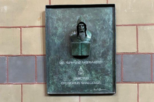10 мая в соборе Святого Николая в самом сердце Амстердама состоялась торжественная церемония открытия горельефной мемориальной доски великому армянскому мыслителю, поэту и богослову Святому Григору Нарекаци. В церемонии приняли участие члены общины Армянской Апостольской Церкви Святого Духа, представители сестринских церквей, а также духовные и культурные деятели города.
