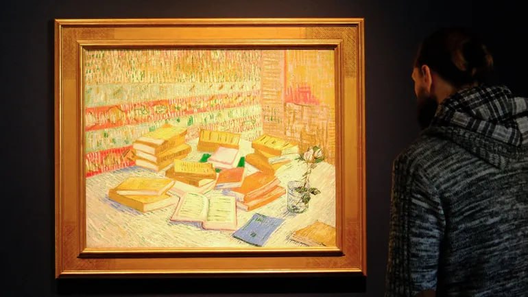 Картина Ван Гога продана в Нью Йорке за 62 7 млн долларов На аукционе Sotheby s в Нью Йорке полотно Винсента Ван Гога Стопки парижских романов и розы в стакане 1887 было продано за 62 7 млн долларов сообщает агентство ANP Итоговая цена превысила предварительную оценку примерно на 35 Покупателем стала искусствовед Пэтти Вонг Картина создана в период когда Ван Гог жил в Париже с братом Тео и находился под сильным влиянием французского искусства На ней изображены стопки книг на столе и стакан с розами Подлинность работы подтверждена экспертами музея Ван Гога в Амстердаме