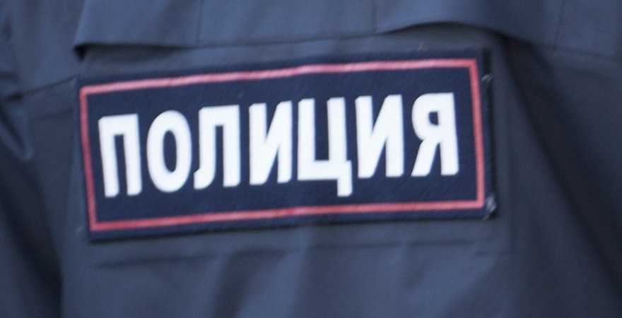 20-летний житель Нижневартовска дважды обокрал своих знакомых. В августе он украл телефон у малознакомого сверстника, который не стал обращаться в полицию. В октябре он снова совершил кражу, забрав мобильник у 21-летнего молодого человека, оба телефона он сдал в ломбард.  Злоумышленника задержали сотрудники полиции. Ущерб составил около 20 тысяч рублей, возбуждено уголовное дело по статье о грабежах. Наказание может достигать 7 лет лишения свободы.