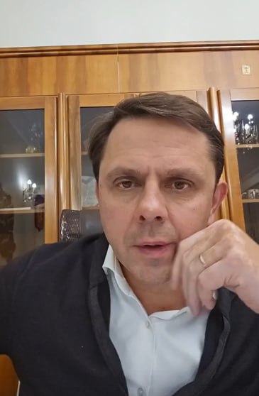 В московском метро может появиться орловский поезд Об этом сказал губернатор сегодня на прямом эфире в соцсетях Приоткрою небольшой секрет работаем с Московским метрополитеном чтобы был орловский поезд Думаю до конца года доработаем Сказал Андрей Клычков отмечая популяризацию региона Рассказал что во всероссийской сети быстрого питания появилась надпись Орловская область и рисунок зубра Что касается Трамвайно троллейбусного предприятия там есть электричество от генераторов идут работы чтоб вернуться в обычный режим По трамваям будем стараться их сохранять Я сейчас подготовил по городскому электротранспорту обращение на федеральный уровень чтобы мы по имеющимся ПСД включились в федеральную программу чтобы получить поддержку Сообщил о фейке который разослали по районам якобы постановление Правительства РФ о закупке топлива Такого постановления нет По проблемным темам В Дмитровском районе жалобы по воде тусклое уличное освещение в Орле жалобы на работу автобусов