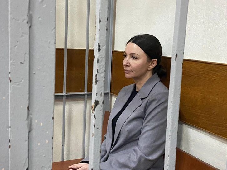 Елена Блиновская может выйти на свободу до конца года Сейчас её защита пытается провернуть схему по которой она получит шанс на УДО в ближайшие месяцы Приговор блогерше никак не может вступить в силу с момента приговора было 5 попыток апелляционной жалобы Последняя была снята с рассмотрения из за обнаруженных недостатков Сама Блиновская по прежнему находится в СИЗО где день считается за полтора что позволяет ей сокращать срок пребывания за решёткой Защита королевы марафонов по нашей информации намеревается продлить её нахождение в следственном изоляторе и избежать этапирования в колонию Для этого ей нужно найти место в хозотряде и оставить исполнительницу желаний отбывать срок в СИЗО где осуждённые выполняют различные хозяйственные работы приготовление пищи разнос еды арестантам уборка мытьё посуды стирка и т д За это они получают стаж и зарплату а главное существенно сокращают срок Чтобы провернуть схему нужно согласие осуждённого и решение начальника СИЗО Тогда уже к концу года Елена Блиновская сможет рассчитывать на УДО и встретить Новый год на свободе