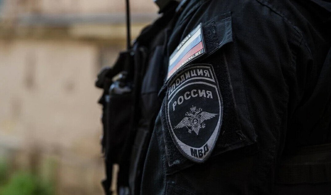 Полицейские Запорожской области раскрыли кражу телефона по горячим следам «В ходе проведения комплекса оперативно-розыскных мероприятий сотрудники отделения участковых уполномоченных полиции и подразделения по делам несовершеннолетних по горячим следам установили и задержали подозреваемого в совершении данного преступления. Им оказался 29-летний односельчанин потерпевшей, от которого поступил протокол явки с повинной», — сообщили в ГУ МВД России по Запорожской области. ℹ Мужчина написал явку с повинной, украденный телефон изъят и будет возвращен владелице. В отношении задержанного возбуждено уголовное дело по пункту «в» части 2 статьи 158 УК РФ «Кража». Санкция предусматривает до пяти лет лишения свободы. Фото: Официальный Телеграм-канал МВД России , VK и ОК и читайте новости на нашем сайте