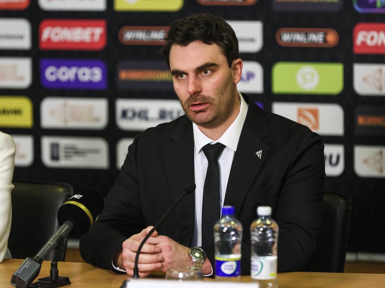 Авангард подписал контракт с бывшим тренером челябинского Трактора Рафаэлем Рише Контракт с омским клубом рассчитан до 2027 года Как подчеркнул генеральный менеджер ХК Авангард Алексей Сопин одним из ключевых моментов в приглашении Рафаэля Рише стала заинтересованность в его работе Ги Буше 31 летний Рише вошел в тренерский штаб челябинского Трактора в 2024 году и дошел с ним до финала Кубка Гагарина Сейчас канадский тренер уже в Омске и в ближайшие дни начнет свою работу с командой Фото ХК Трактор