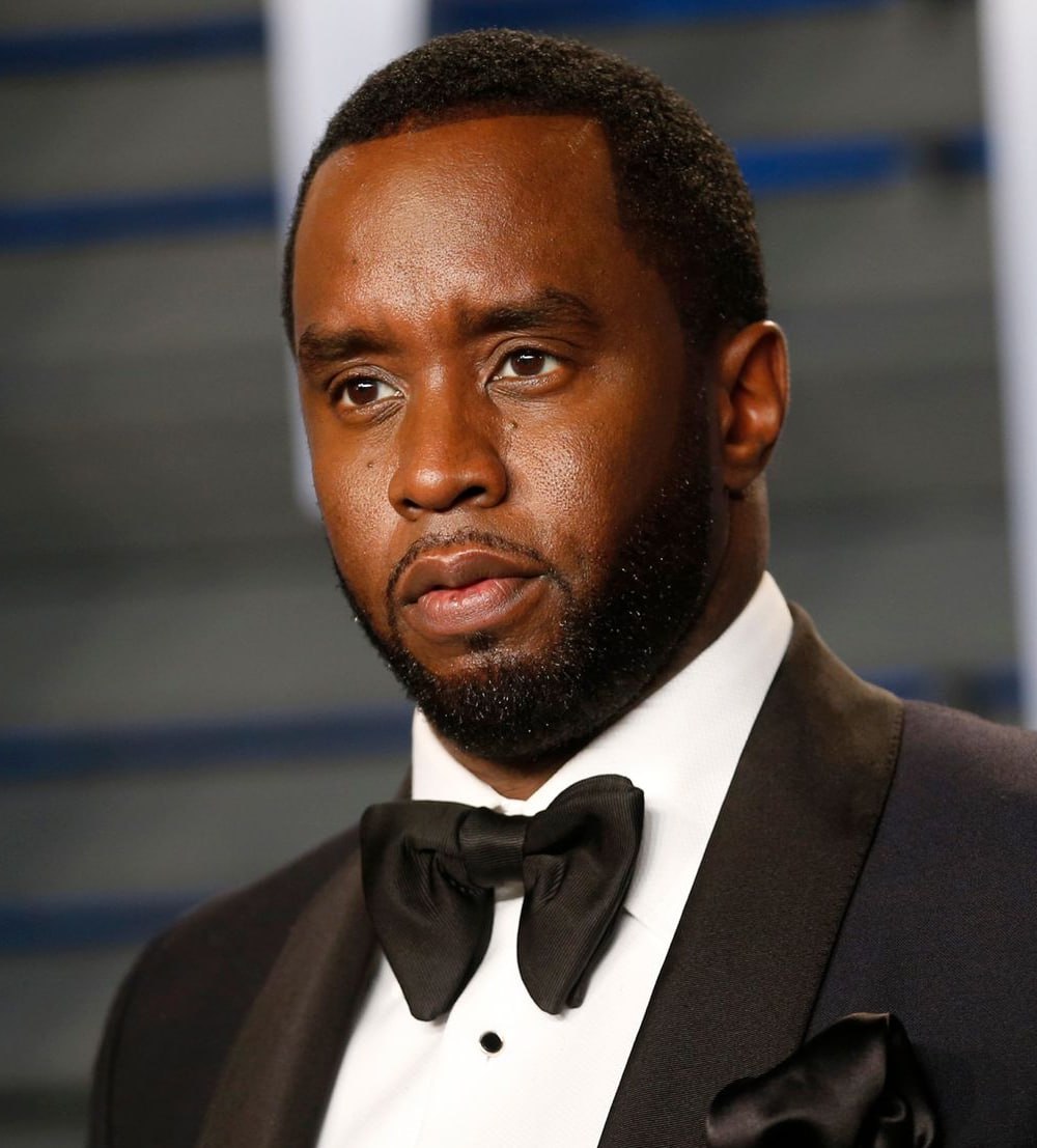 Скоро станут известны подробности по делу P. Diddy  Адвокаты Шона не смогли добиться запрета на разглашение информации от жертв рэпера — суд не одобрил их требования, назвав их «необоснованными».  При этом, ранее федеральный судья Манхэттена издал указ, запрещающий прокурорам и другим сотрудникам правоохранительных органов разглашать любую «непубличную» информацию по делу Шона Комбса.    ВПШ