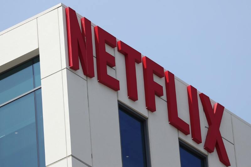 В офисах Netflix в Париже и Амстердаме прошли обыски по делу о неуплате налогов, пишет газета Le Parisen со ссылкой на судебный источник. Обыски проводили сотрудники национальной финансовой прокуратуры и следователи центрального управления по борьбе с коррупцией. «Мы соблюдаем налоговые правила всех стран, в которых работаем по всему миру», — приводит газета слова представителя Netflix, сказанные им летом 2023 года, после того как выяснились данные о налоговой проверке во Франции. В неуплате налогов, к слову, Netflix обвиняют и в Индии — там, правда, ко всему добавились ещё обвинения в расовой дискриминации.