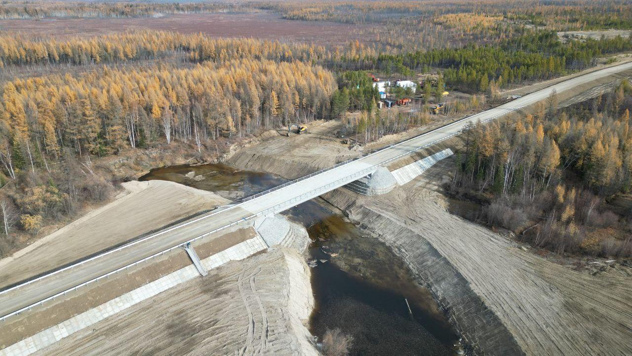 Реконструкция мостового перехода через реку Хатынг-Юрях завершается в Кобяйском районе  На сегодняшний день объект готов к эксплуатации на 100 %. Завершены работы по восстановлению геодезической разбивочной основы, устройству монтажных площадок, барьерного и перильного ограждений, монтажу балок пролетного строения и покрытия на мосту.