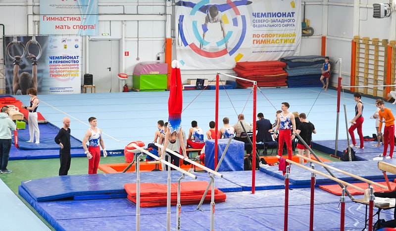 В Архангельске состоялось торжественное открытие чемпионата и первенства Северо-Западного федерального округа по спортивной гимнастике. Это третий раз, когда соревнования такого уровня проводятся в столице Поморья. В этом году за путевки на чемпионат и первенство России участвуют 60 спортсменов из Архангельской, Вологодской, Новгородской и Калининградской областей, а также Республики Карелия. Турнир проходит в центре спортивной гимнастики имени Алексея Заплатина, который был создан для тренировок спортсменов спортшколы имени Павла Усова. Алексей Заплатин, возглавлявший Архангельский траловый флот в 2014-2021 годах, значительно способствовал развитию спорта в регионе, включая закупку современного оборудования, что позволило проводить турниры всероссийского уровня. Спортсмены выступят в вольных упражнениях и выполнят элементы на разных гимнастических снарядах. Победители и призеры будут объявлены 21 февраля.