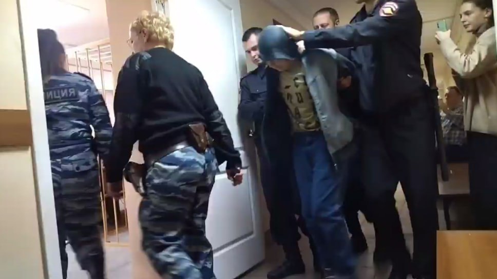 Кировский районный суд Ярославля постановил поместить Ивана Некрасова, обвиняемого в краже кенгурят из зоопарков, в психиатрическую больницу. Некрасов пробудет там как минимум до 27 августа 2025 года. Следствие ходатайствовало о госпитализации после экспертизы, выявившей у него психическое расстройство. Некрасова обвиняют в похищении трех кенгуру из зоопарков Ярославля и Калуги осенью 2024 года. Одно из животных погибло. Фото: Ярославский областной суд Еще больше новостей — в Telegram-канале «Ъ-Ярославль»