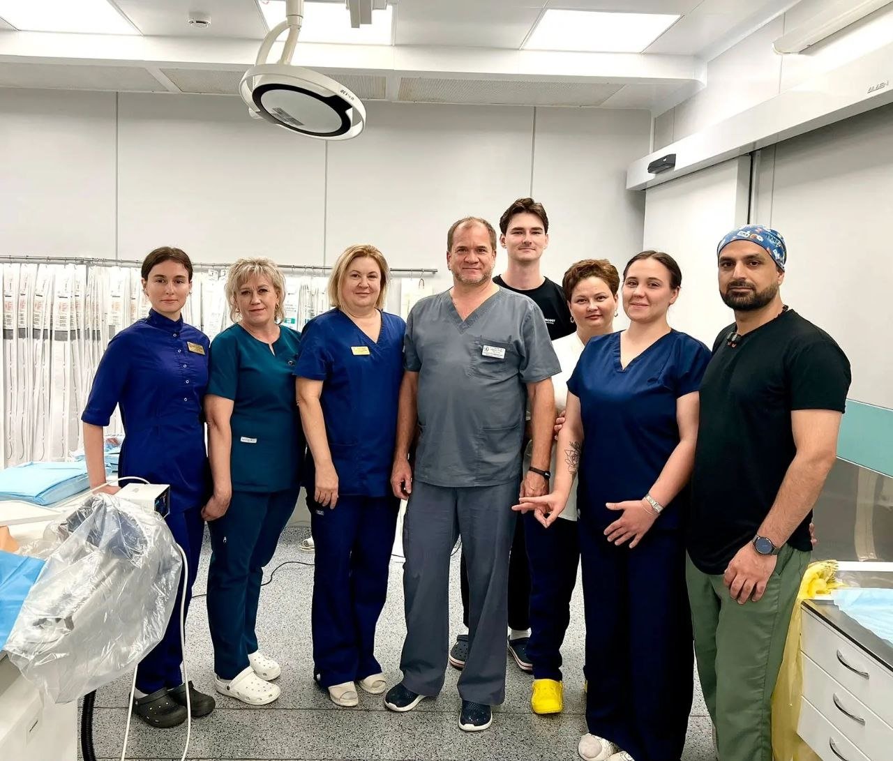 Хирурги Волгоградской больницы скорой помощи 25 провели уникальную операцию и спасли 55 летнему пациенту ногу от ампутации Мужчина испытывал сильные боли не мог ходить У него обнаружили значительное сужение артерий ноги ишемия покоя Заболевание развивается быстро образуя язвы и приводя к гангрене Через небольшой прокол в бедре ему провели так называемую рентгенэндоваскулярную процедуру когда в артерию вводят специальные каркасы стенты которые расширяют сосуды давая возможность нормализовать кровообращение А уже спустя сутки бывший больной отправился домой снабжённый рекомендациями для дальнейшего восстановления здоровья