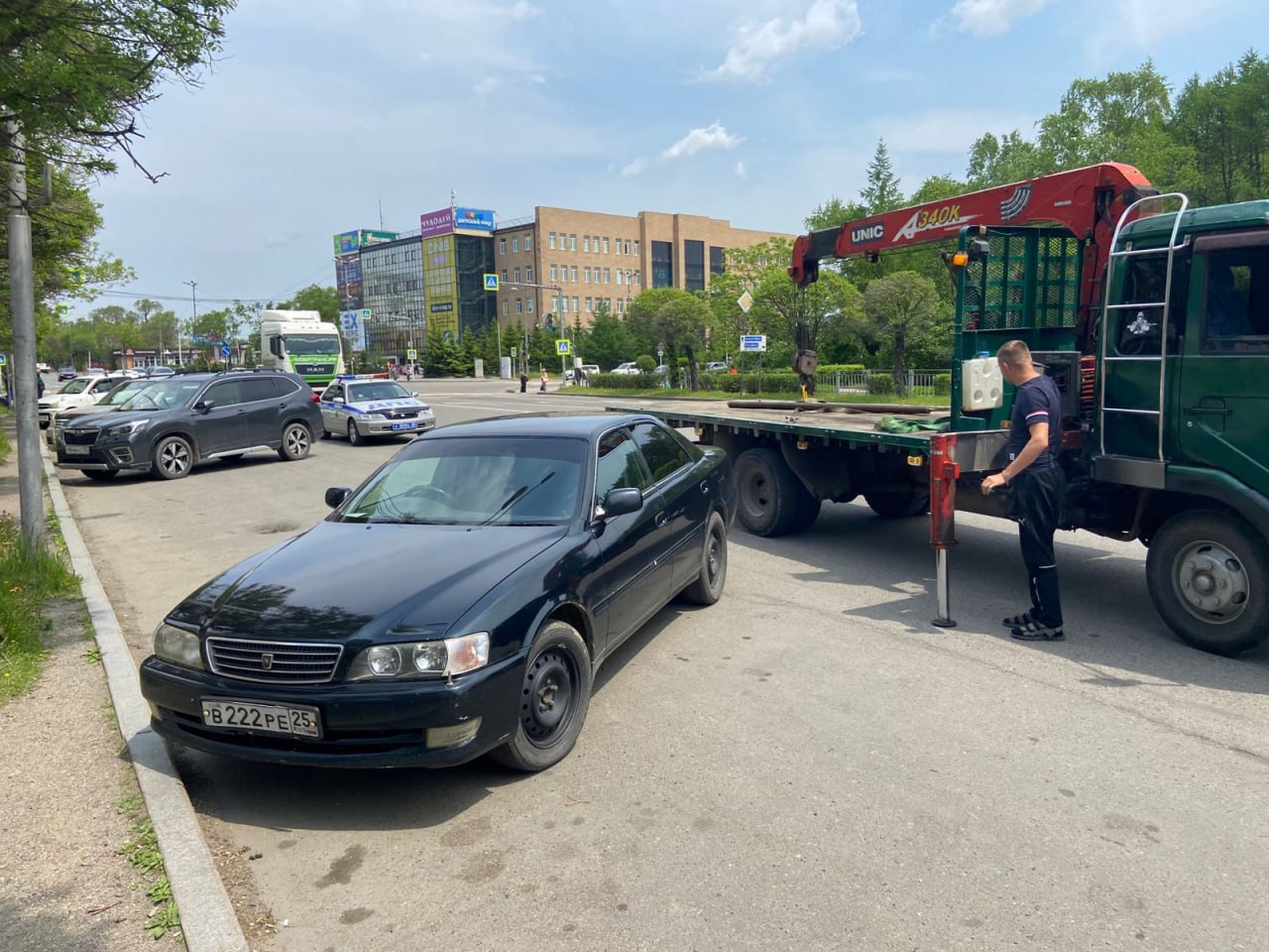 Рейд нарушений правил парковки провели на улицах города Сегодня сотрудники ДПС совместно с администрацией Уссурийского городского округа осуществили очередную проверку нарушений правил парковки водителями транспортных средств. Рейд прошел на ул. Краснознаменная, где теперь установлены дорожные знаки 3.28 «Стоянка запрещена» вдоль проезжей части, а также ул. Октябрьской. По итогам на спецплощадку было отправлено 3 автомобиля, владельцам которых предстоит оплатить не только штраф за парковку в неположенном месте, а также эвакуацию и штрафстоянку. Напоминаем, что согласно постановлению агентства по тарифам Приморского края от 20.12.24 № 60/1, в 2025 году установлена следующая цена перемещения транспортных средств: категория А, М – 2553 рубля; категория В, D с разрешенной массой не более 3,5 тонн – 3987 рублей; категория D c разрешенной массой более 3,5 тонн, С – 6855 рублей; негабаритные транспортные средства – 9279 рублей. Тариф за хранение транспорта на специализированной стоянке за один час варьируется также в зависимости от категории транспорта от 36 до 146 рублей. Дорожно-патрульная служба напоминает автомобилистам о важности соблюдения правил дорожного движения и просит действовать согласно указанию дорожных знаков и линии разметки.