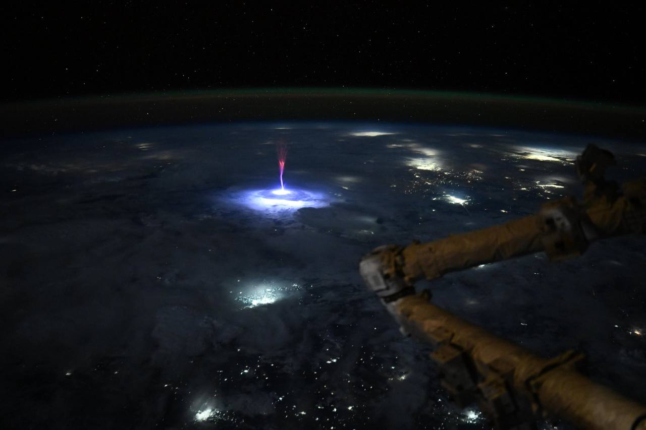 Редкое явление — спрайт-молния над Мексикой с борта МКС. Фото астронавта NASA Николь Айерс сделано 3 июля.