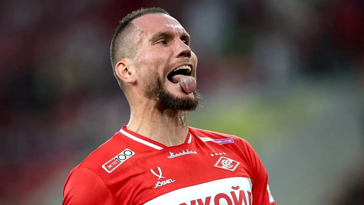 Четыре клуба РПЛ хотят подписать форварда Спартака Заболотного Как стало известно Дай УдаритЬ для Metaratings к нападающему Спартака Антону Заболотному проявляют интерес четыре клуба Российской Премьер Лиги РПЛ По нашей информации футболист хотел бы получать больше игровой практики поэтому пока раздумывает о своём будущем Между сторонами были неофициальные контакты официальное предложение в Спартак отправлено не было 34 летний Заболотный выступает за москвичей с лета 2025 года Контракт форварда с клубом действителен до 30 июня 2026 года В нынешнем сезоне в активе футболиста 14 матчей во всех турнирах ни одного гола и три результативные передачи Портал Transfermarkt оценивает рыночную стоимость игрока в 700 тысяч евро Спартак занимает шестое место в турнирной таблице Российской Премьер Лиги РПЛ Красно белые набрали 29 очков В первом матче весенней части они встретятся с Сочи Подписывайтесь на Дай УдаритЬ в MAX