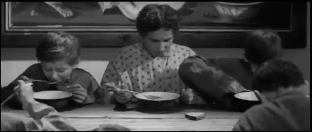 Замедление роста потребления в России: экономия на продуктах и высокие ставки