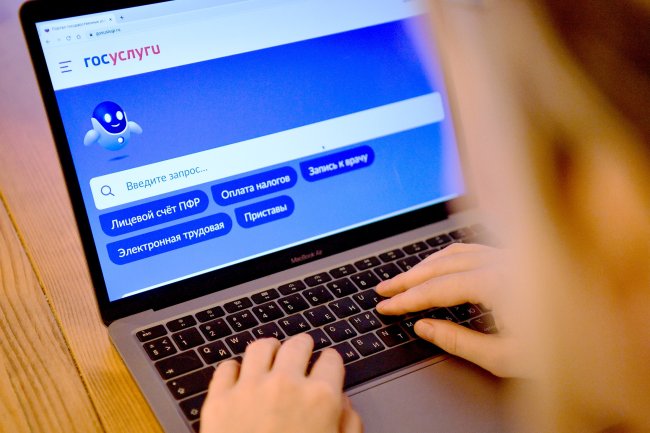 В МВД рассказали что делать если взломали аккаунт на Госуслугах  В случае если мошенники получили доступ к аккаунту первым делом необходимо сбросить пароль  Если мошенники успели сменить контактные данные можно восстановить доступ через приложение банка или позвонить на горячую линию Госуслуг по телефону 8 800 100 70 10  После восстановления доступа стоит проверить и обновить личные данные изучить историю запросов и заказать кредитную историю  Если мошенники успели сделать что то от вашего имени например оформить заем следует обратиться в отдел полиции и сообщить об этом в банки где открыты счета  Защитить свои данные на Госуслугах можно включив двухфакторную аутентификацию когда при входе на телефон прилетает СМС с кодом подтверждения Кроме того можно указать доверенный контакт в настройках безопасности на его номер отправят оповещение если кто то захочет сменить пароль В МВД также порекомендовали гражданам поставить самозапрет на кредиты Фото РИА Новости Подписаться на Российскую газету в Читать нас в MAX