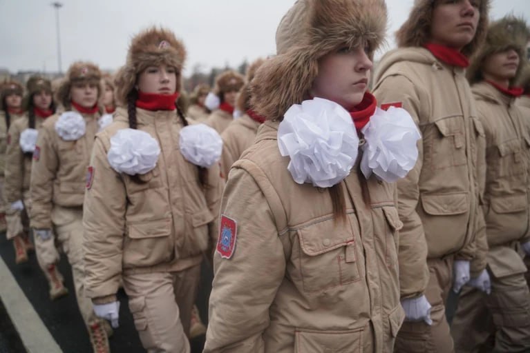 Самару выбрали юнармейской столицей России 2026 года Наш город победил во всероссийском онлайн голосовании и получил более 160 тысяч голосов Самару поддержали около 39 участников опроса Номинация была представлена впервые и Самарская область сразу же ее завоевала Благодаря победе в следующем году в Самаре будут проводить молодежные мероприятия федерального уровня соревнования творческие конкурсы и т д Центральным событием в 2026 году станет традиционный Парад Памяти на который впервые приедут юнармейцы со всей страны Свои расчеты в Самару отправят все восемь федеральных округов России   Подпишись на truekpru63 Мы в MAX