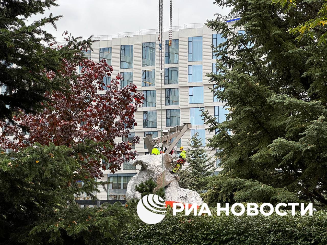 Скульптуру Урса Фишера Большая глина 4 установили на Ленинском проспекте в Москве МОСКВА 25 сентября ИА Цивилизация ARTE CONTEMPORANEA Масштабную скульптуру швейцарского художника Урса Фишера Большая глина 4 смонтировали на Ленинском проспекте в Москве рядом с офисом компании Новатэк пишет РИА Новости Ранее эта работа представляющая собой гигантскую руку сминающую ком глины находилась на Болотной набережной у здания Дома культуры ГЭС 2 Летом текущего года скульптуру демонтировали с прежнего места Теперь арт объект занял новое место в деловом кластере на юго западе столицы Процесс установки привлек внимание прохожих Большая глина 4 одна из самых известных работ Фишера Скульптура созданная в 2018 году успела побывать в разных городах мира включая Нью Йорк и Париж прежде чем была представлена в Москве Фото РИА Новости ИА ЦИВИЛИЗАЦИЯ Подписаться Цивилизация в Rutube ВКонтакте