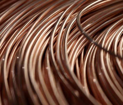 Цены на медь за год увеличились на 35 что может привести к подорожанию техники Reuters Как сообщает Reuters цены на медь за прошедший год выросли примерно на 35 и приближаются к отметке в 12 000 долларов за тонну Такой резкий рост может стать очередным драйвером для повышения стоимости цифровой и бытовой техники электроники компьютерных комплектующих