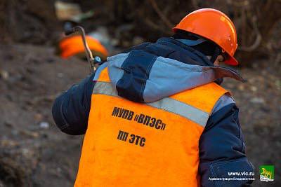 На улице Краснознаменный переулок, 5 во Владивостоке произошло повреждение теплотрассы.    В процессе его устранения были найдены посторонние коммуникации, которые мешают устранению порыва.    В результате технического обследования, принято решение о переносе тепловой сети.    30 метров тепловой сети будет проложено по другой трассировке.   Сегодня на участке начались подготовительные работы.   К работам по перекладке приступят завтра.   Проезд в арку дома будет полностью перекрыт для производства работ до 03.02.25 включительно  пробки по Фонтанной гарантированы - прим.ред.     Теплоснабжение потребителям будет подаваться в полном объеме.   В связи с этим, жителей убедительно просят убрать личный автотранспорт, ранее припаркованный во дворе дома.