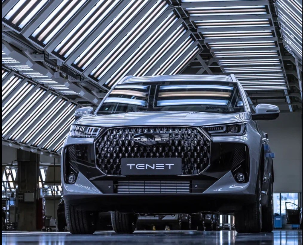 АГР Холдинг выпустил 30 000 автомобилей бренда Tenet На калужском заводе АГР Холдинг выпущен 30 тысячный автомобиль бренда Tenet Эта отметка подтверждает что стратегия поэтапного увеличения объемов производства сработала и с июля 2025 года предприятие вышло на стабильный темп выпуска Сейчас на заводе выпускают три кроссовера Tenet T7 Tenet T4 и Tenet T8 Все модели собираются по полному производственному циклу сварка окраска и финальная сборка проходят многоступенчатый контроль качества ориентированный на мировые стандарты Подготовка к запуску каждой модели потребовала масштабной инженерной работы Цеха сварки и окраски перепроектировали сборочную линию адаптировали под конструкцию автомобилей на предприятии внедрили новые цифровые системы управления производством Уровень автоматизации сварочных операций достиг 90 что обеспечивает высокую точность геометрии кузова и стабильное качество выпускаемых машин Ключевым этапом перед стартом серии стал комплекс предварительных испытаний На заводе изготовили более 200 тестовых кузовов и проверили их по более чем 2100 параметрам от геометрии на тактильных и оптических установках до испытаний в прочностной лаборатории и аудита сварных и клеевых соединений Эти проверки подтвердили корректность технологических процессов и соответствие продукции заданным стандартам По данным статистики Автостат Инфо в октябре 2025 года российские покупатели приобрели 8636 автомобилей марки Tenet а суммарные продажи бренда в этом году достигли отметки 11 353 ед авто Подписка на Автостат Инфо Еще больше информации в отчетах Для связи